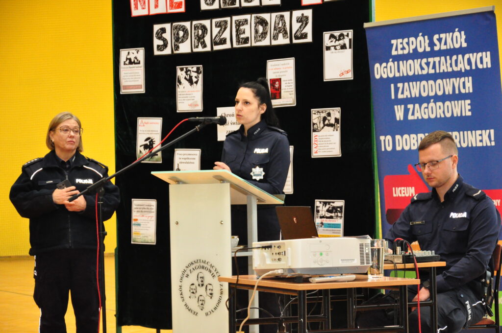 2 osoby stojące i jedna siedząca