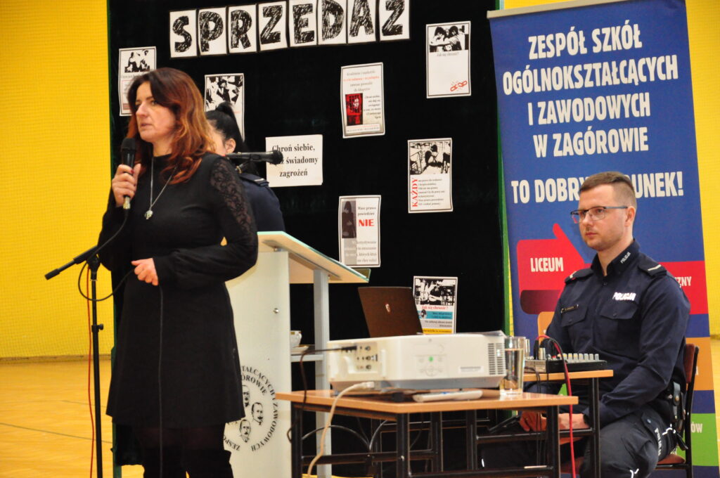 Jedna osoba przemawiająca do publiczności