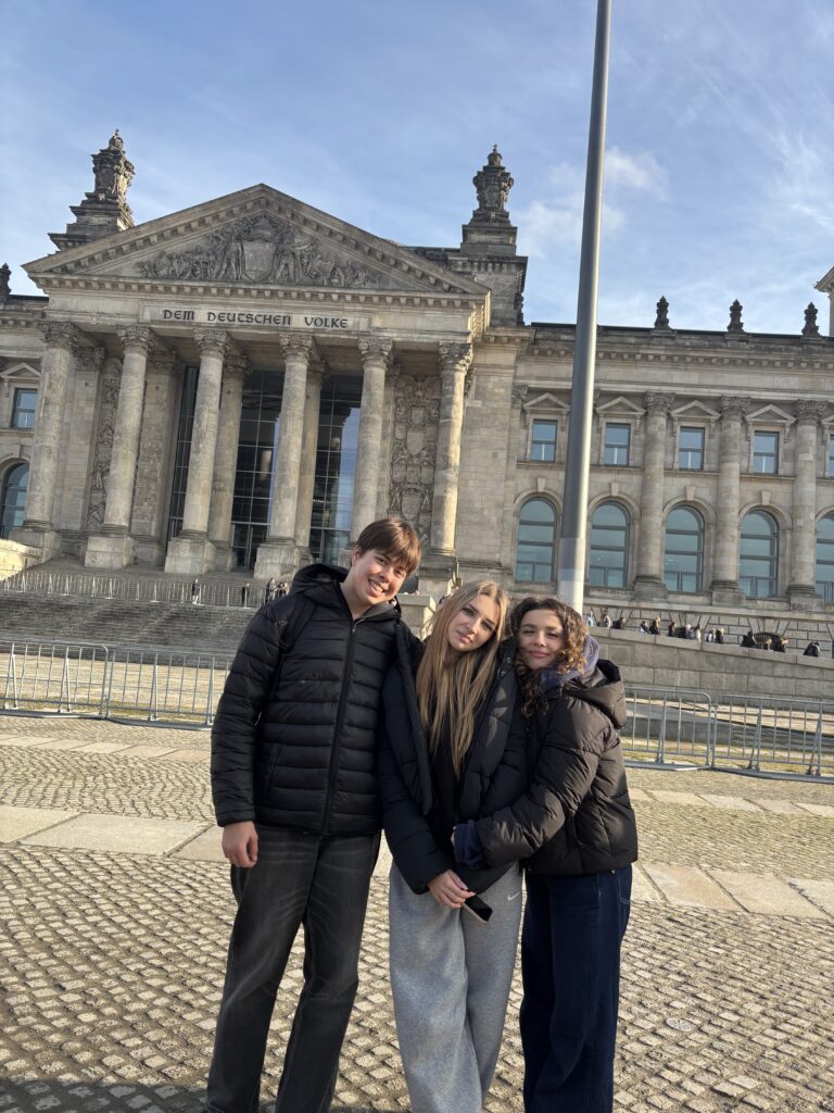 Grupa osób przed budynkiem