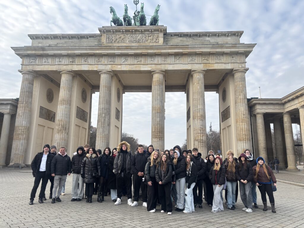 Grupa osób przed zabytkiem