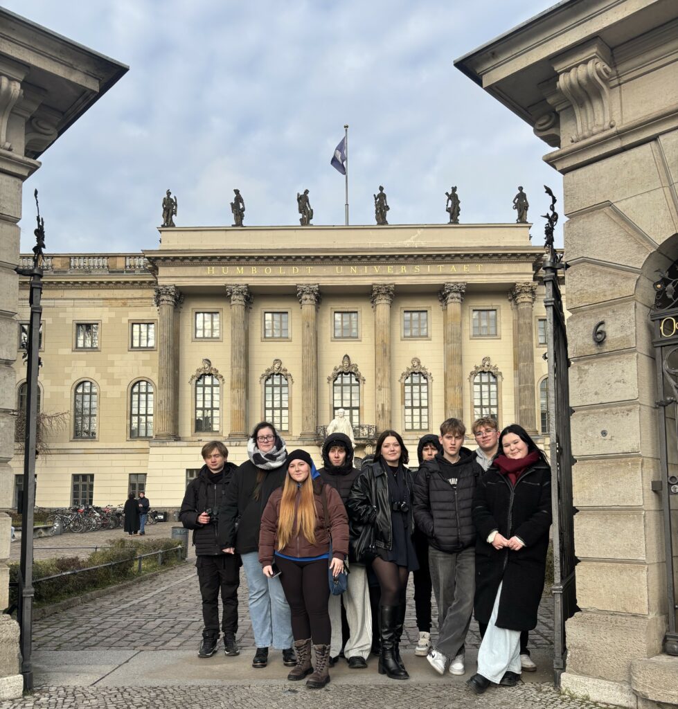 Grupa osób przed budynkiem