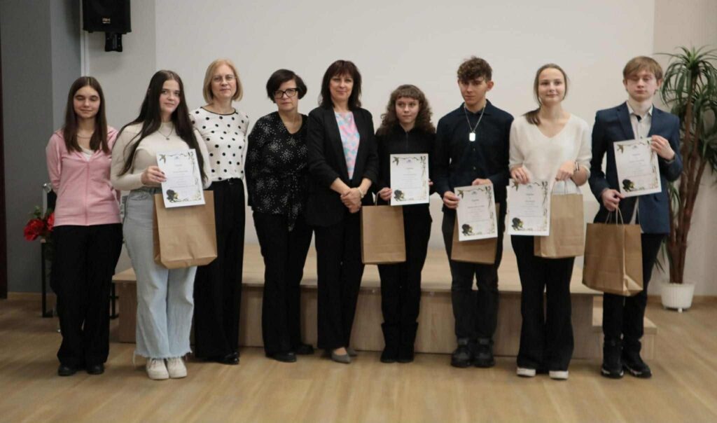 Grupa osób stojąca w rzędzie