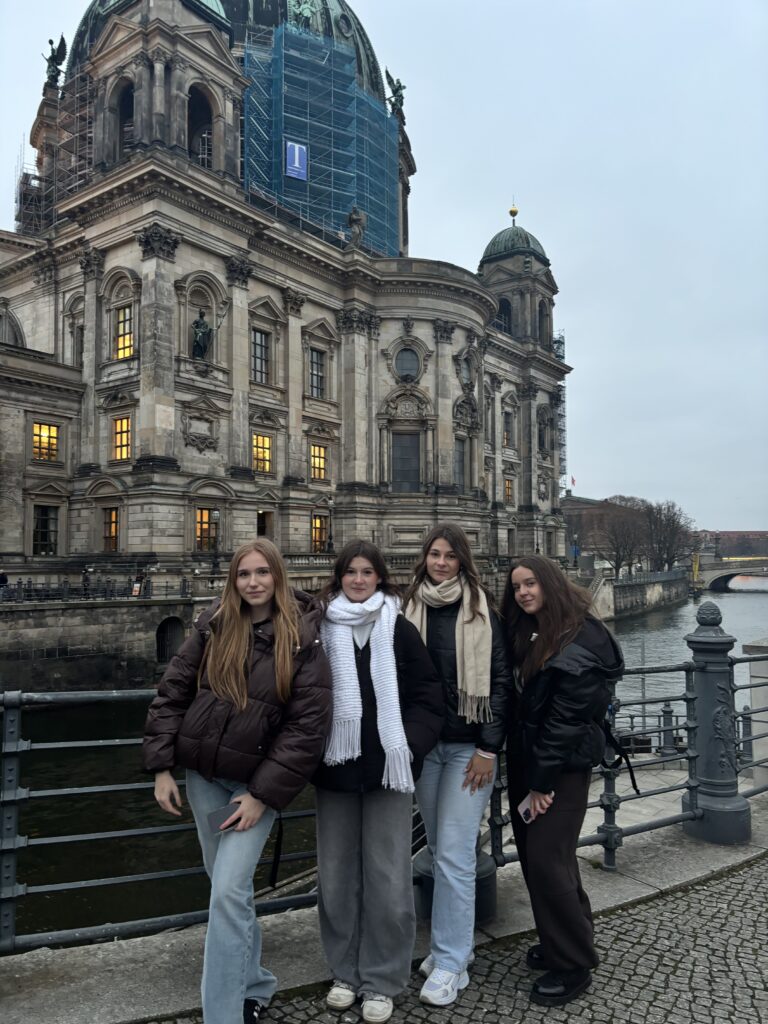 Grupa osób przed budynkiem