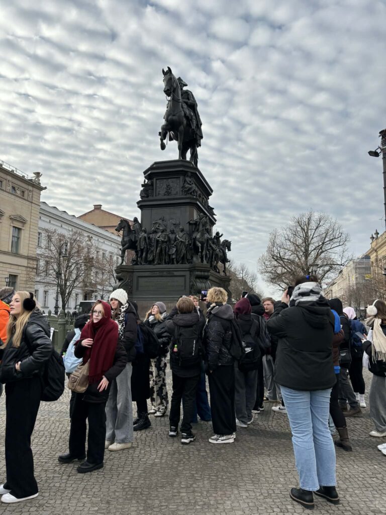 Grupa osób przed budynkiem
