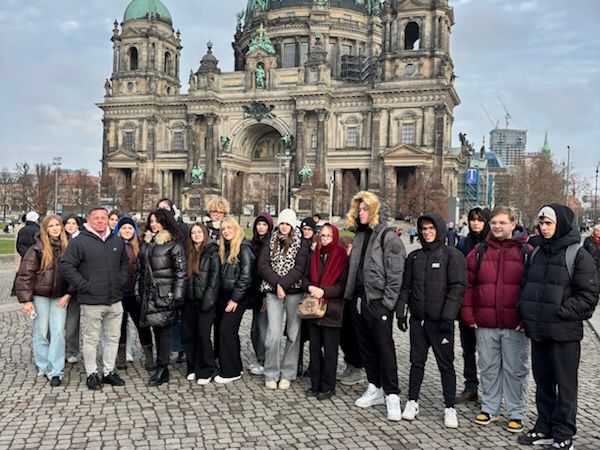 Grupa osób przed budynkiem