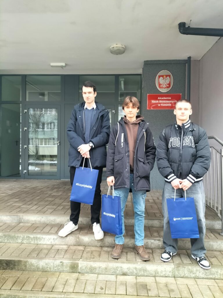 3 osoby przed budynkiem