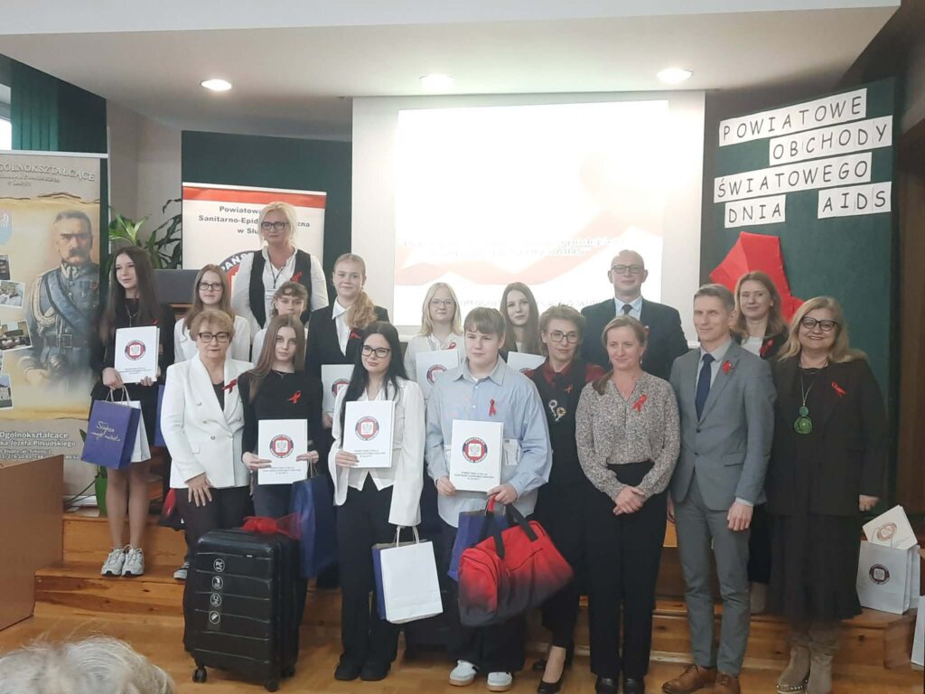 Grupa osób stojąca w sali