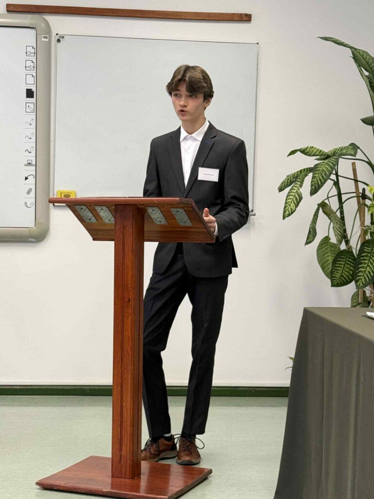 Osoba stojąca w sali