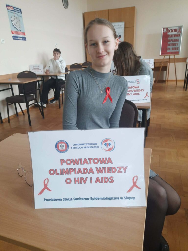 Osoba siedząca w ławce