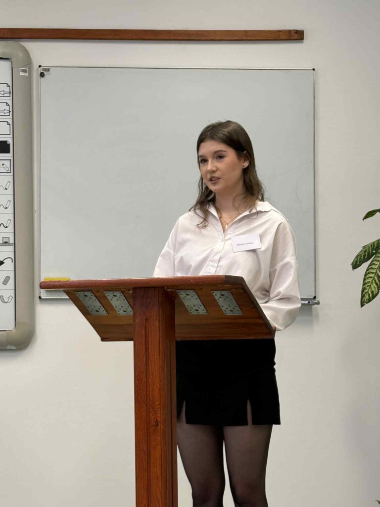 Osoba stojąca w sali