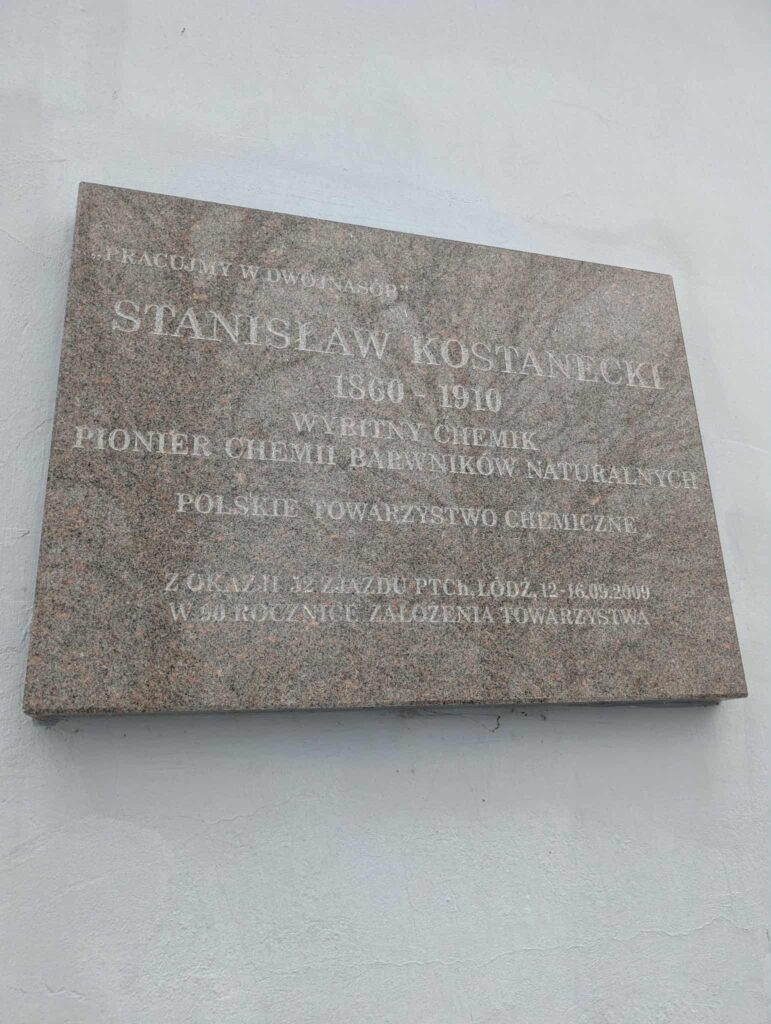 Pamiątkowa tablica umieszczona na ścianie kaplicy Rodziny Kostaneckich (cmentarz w Kazimierzu/k. Lutomierska)