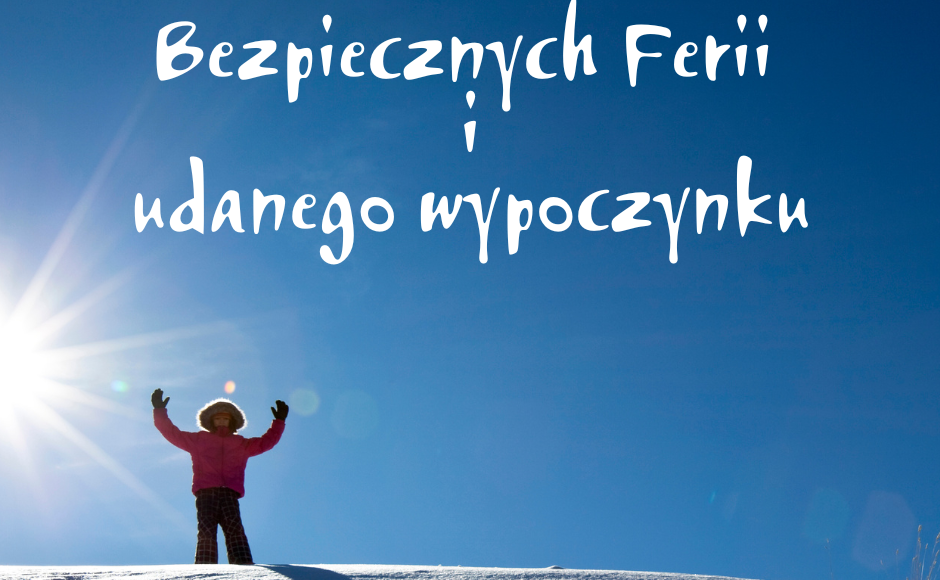 Dziecko w ciepłej kurtce stoi na śniegu na tle słonecznego, błękitnego nieba z napisem „Bezpiecznych ferii i udanego wypoczynku”.