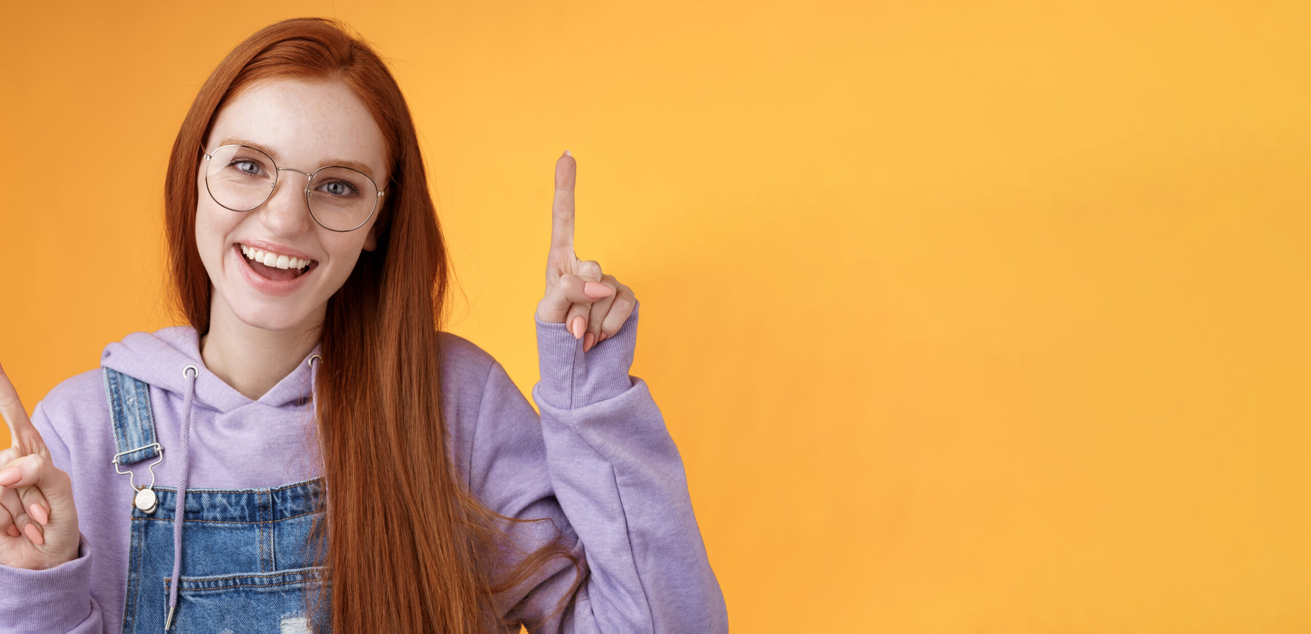 Dziewczyna uśmiechnięta i wskazująca palcen na napis Liceum Ogólnokształcące