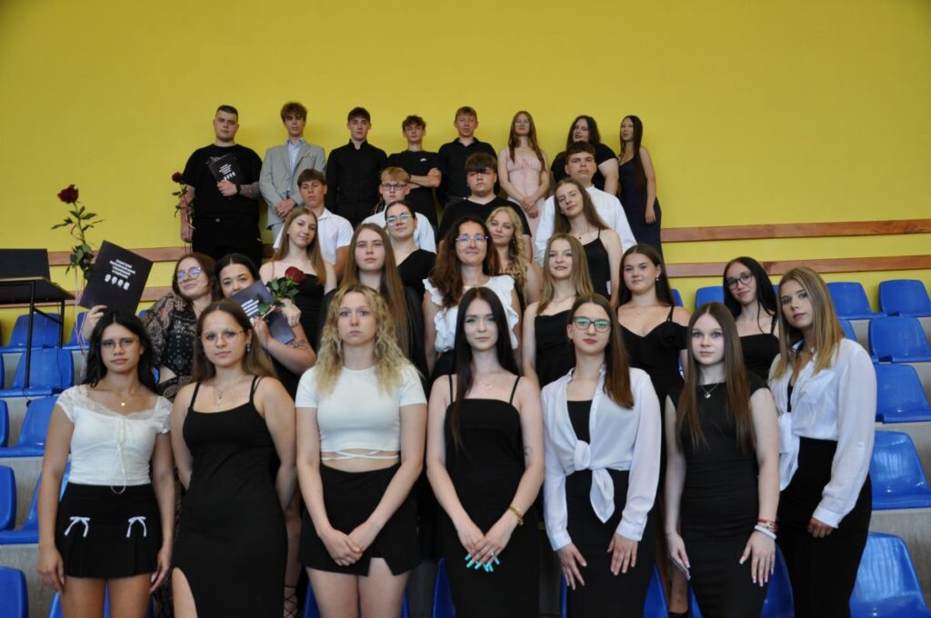 Uczniowie wraz z wychowawczynią pozuje do zdjęcia grupowego.