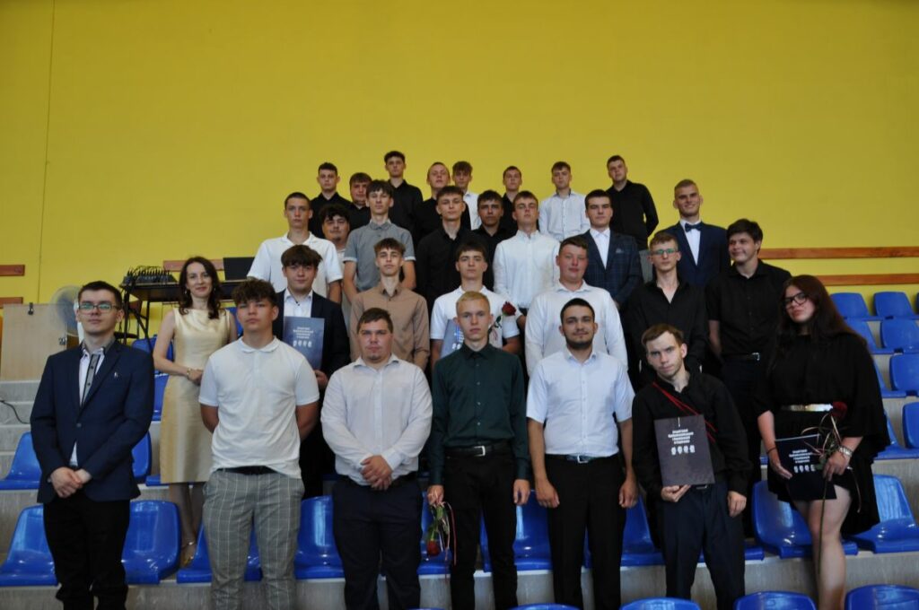 Grupa uczniów pozuje do zdjęcia grupowego.