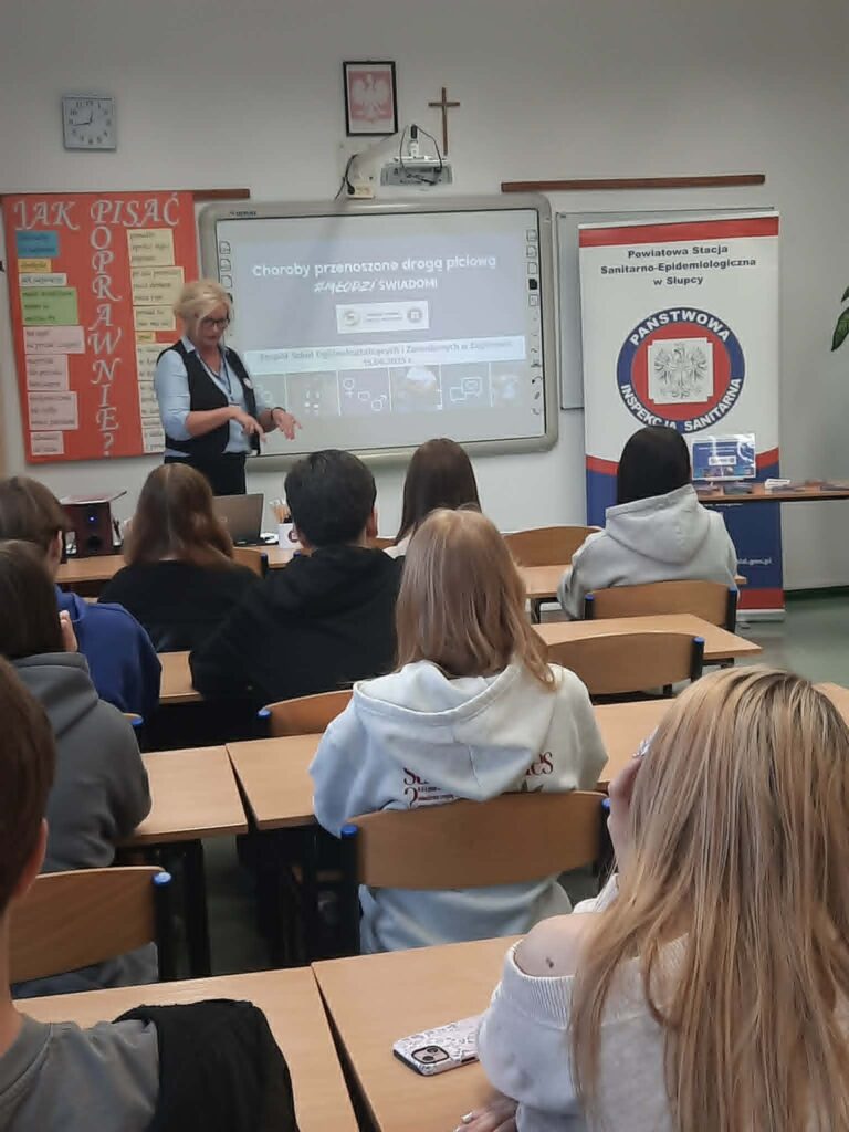 Spotkanie edukacyjne o chorobach przenoszonych drogą płciową prowadzone przez przedstawicielkę Państwowej Inspekcji Sanitarnej dla młodzieży w klasie.